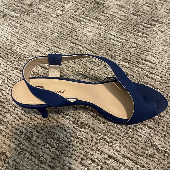 Browns Navy Heels like new - Picture 2 of 6